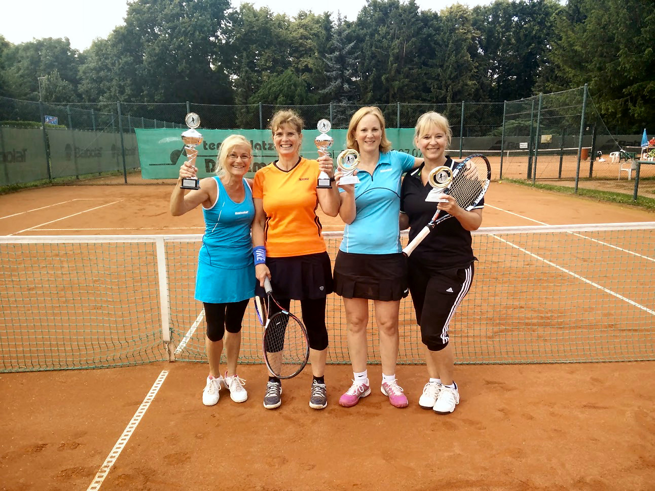 3. Platz im Damen Doppel 2016 Heike Brückner-Escher und Trixi Wolf-Achenbach (links im Bild) und 4. Platz an Kerstin Stromberg-Mallmann und Silvia Skoluda (rechts im Bild). (Kopie) 3. Platz im Damen Doppel 2016 Heike Brückner-Escher und Trixi Wolf-Achenbach (links im Bild) und 4. Platz an Kerstin Stromberg-Mallmann und Silvia Skoluda (rechts im Bild).