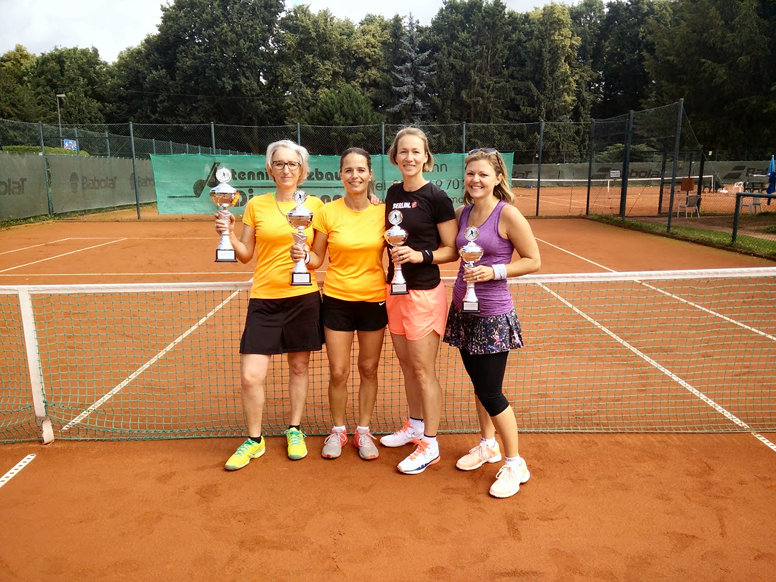 Die neuen Clubmeisterinnen im Damen Doppel 2016 Inés Masiá und Rosanna Gilberg (links im Bild) und die zweit platzierten Wibke Berlin und Morgan Olivier (rechts im Bild). (Kopie) Die neuen Clubmeisterinnen im Damen Doppel 2016 Inés Masiá und Rosanna Gilberg (links im Bild) und die zweit platzierten Wibke Berlin und Morgan Olivier (rechts im Bild).