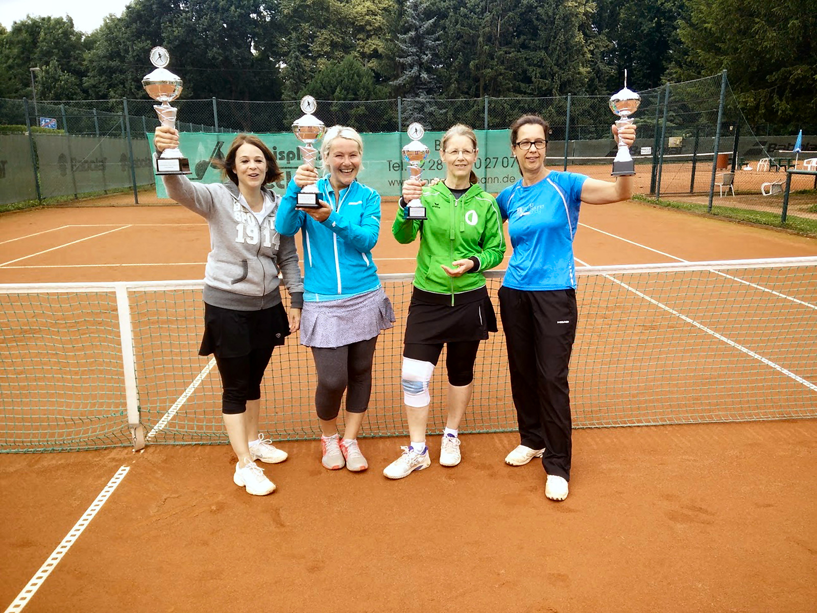 Die Gewinner der Nebenrunde Clubmeisterschaft im Damen Doppel 2016 Anja Beara und Julia Godulla (links im Bild) und die zweit platzierten Erni Schulz und Anja Zimmermann (rechts im Bild). (Kopie) Die Gewinner der Nebenrunde Clubmeisterschaft im Damen Doppel 2016 Anja Beara und Julia Godulla (links im Bild) und die zweit platzierten Erni Schulz und Anja Zimmermann (rechts im Bild).