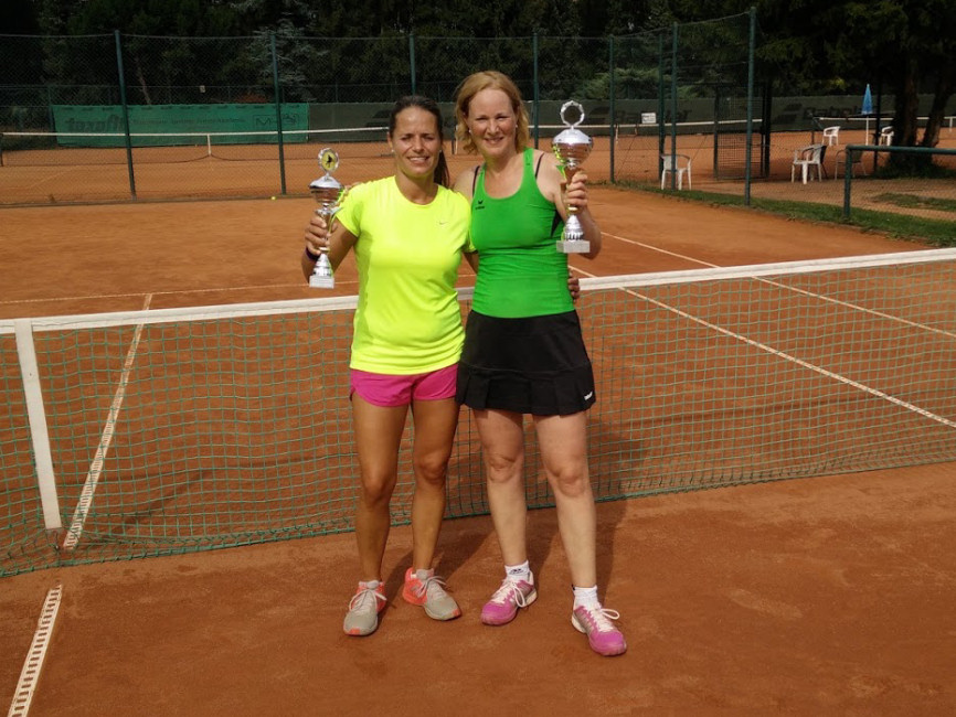 Der 1. Platz in der Clubmeisterschaft Damen Einzel 2016 geht an Kerstin Stromberg-Mallmann (rechts im Bild) und der 2. Platz an Rosanna Gilberg (links im Bild). (Kopie) Der 1. Platz in der Clubmeisterschaft Damen Einzel 2016 geht an Kerstin Stromberg-Mallmann (rechts im Bild) und der 2. Platz an Rosanna Gilberg (links im Bild).