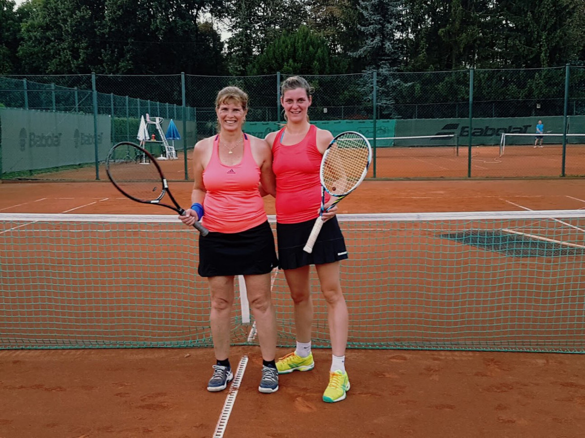 Der 3. Platz in der Clubmeisterschaft Damen Einzel 2016 geht an Trixi Wolf-Achenbach (links im Bild) und der 4. Platz an Maja Gültekin (rechts im Bild). (Kopie) Der 3. Platz in der Clubmeisterschaft Damen Einzel 2016 geht an Trixi Wolf-Achenbach (links im Bild) und der 4. Platz an Maja Gültekin (rechts im Bild).