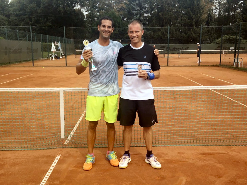 Der 3. Platz in der Clubmeisterschaft Herren Einzel 2016 geht an Kristian "Kricke" Beara (links im Bild) und der 4. Platz an Burkhard Achenbach (rechts im Bild). Der 3. Platz in der Clubmeisterschaft Herren Einzel 2016 geht an Kristian "Kricke" Beara (links im Bild) und der 4. Platz an Burkhard Achenbach (rechts im Bild).