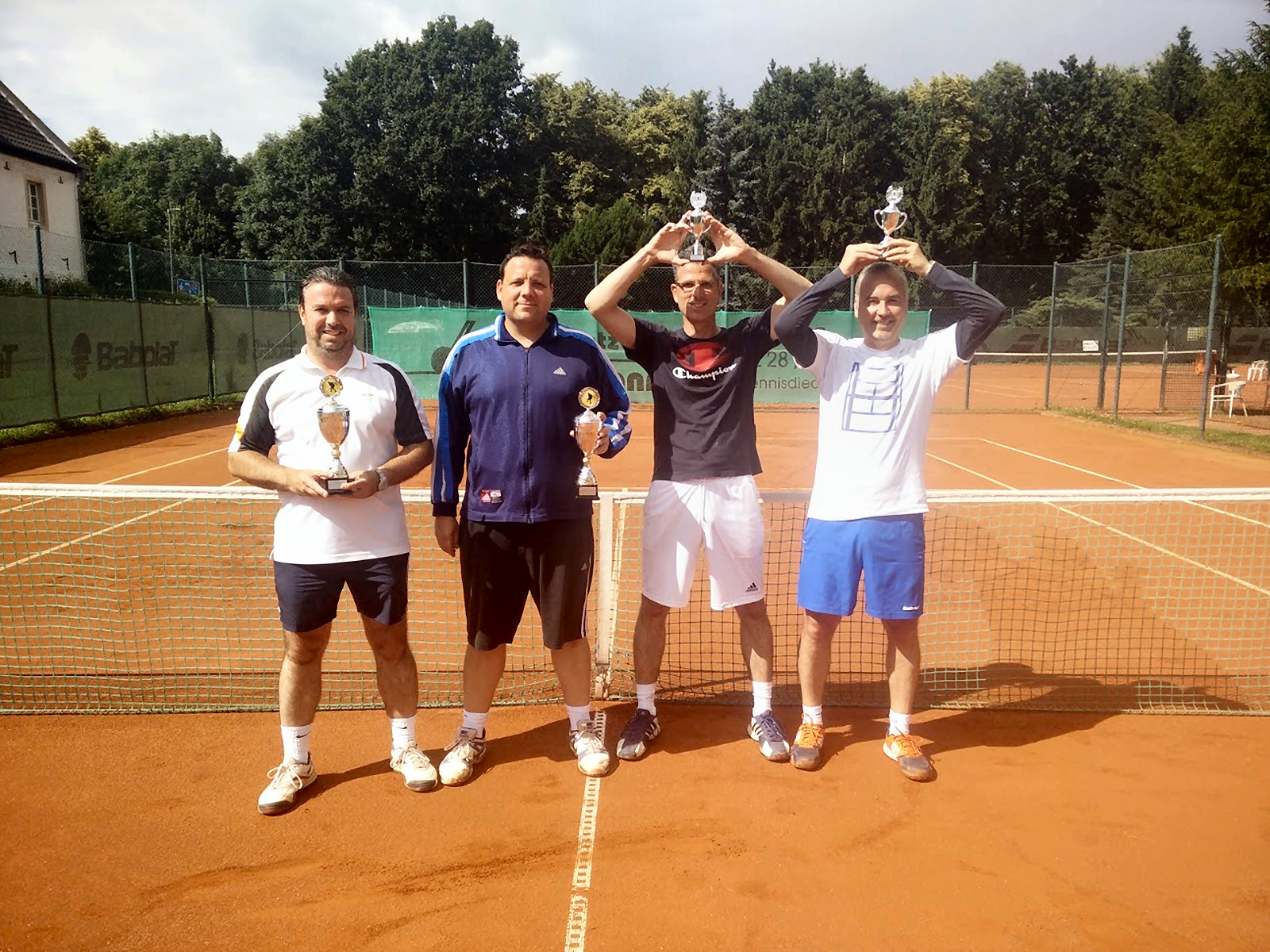 Der 3. Platz in der Clubmeisterschaft Herren Doppel 2016 geht an Dirk Engels und Markus Schmitz (links im Bild) sowie der 4. Platz an Michael Schnier und Holger Böhne (rechts im Bild). (Kopie) Der 3. Platz in der Clubmeisterschaft Herren Doppel 2016 geht an Dirk Engels und Markus Schmitz (links im Bild) sowie der 4. Platz an Michael Schnier und Holger Böhne (rechts im Bild).