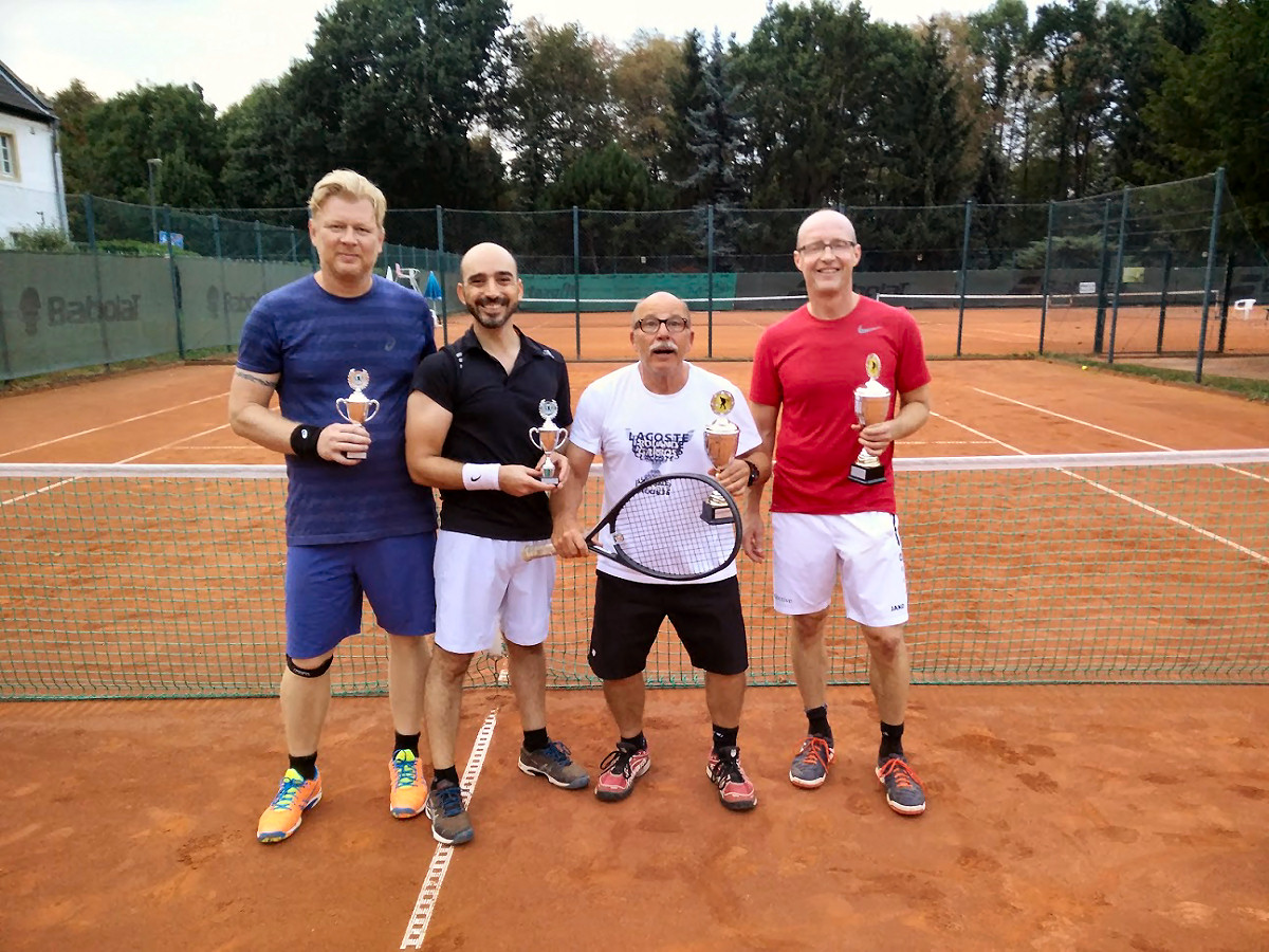 Der 3. Platz in der Clubmeisterschaft Herren Doppel 2016 Nebenrunde geht an Herbie Hirtz und Torsten Mallmann (rechts im Bild) sowie der 4. Platz an Michael Tegtmeier und Max Postulka (links im Bild). (Kopie) Der 3. Platz in der Clubmeisterschaft Herren Doppel 2016 Nebenrunde geht an Herbie Hirtz und Torsten Mallmann (rechts im Bild) sowie der 4. Platz an Michael Tegtmeier und Max Postulka (links im Bild).