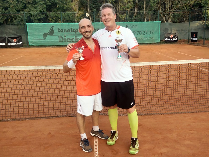 Der 3. Platz in der Clubmeisterschaft Herren Einzel Nebenrunde 2016 geht an Markus Hoffleit (rechts im Bild) und der 4. Platz an Max Postulka (links im Bild). (Kopie) Der 3. Platz in der Clubmeisterschaft Herren Einzel Nebenrunde 2016 geht an Markus Hoffleit (rechts im Bild) und der 4. Platz an Max Postulka (links im Bild).