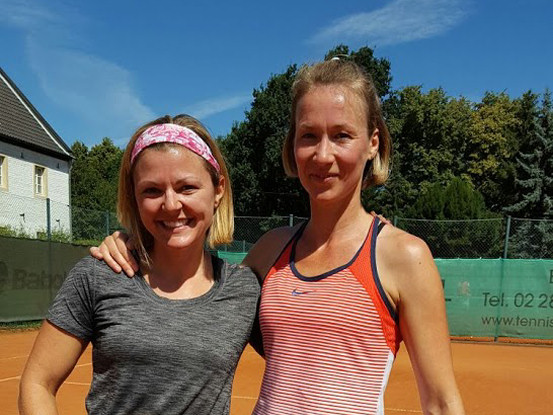 Der 1. Platz in der Clubmeisterschaft Damen Einzel Nebenrunde 2016 geht an Wibke Berlin (rechts im Bild) und der 2. Platz an Morgan Olivier (links im Bild). (Kopie) Der 1. Platz in der Clubmeisterschaft Damen Einzel Nebenrunde 2016 geht an Wibke Berlin (rechts im Bild) und der 2. Platz an Morgan Olivier (links im Bild).